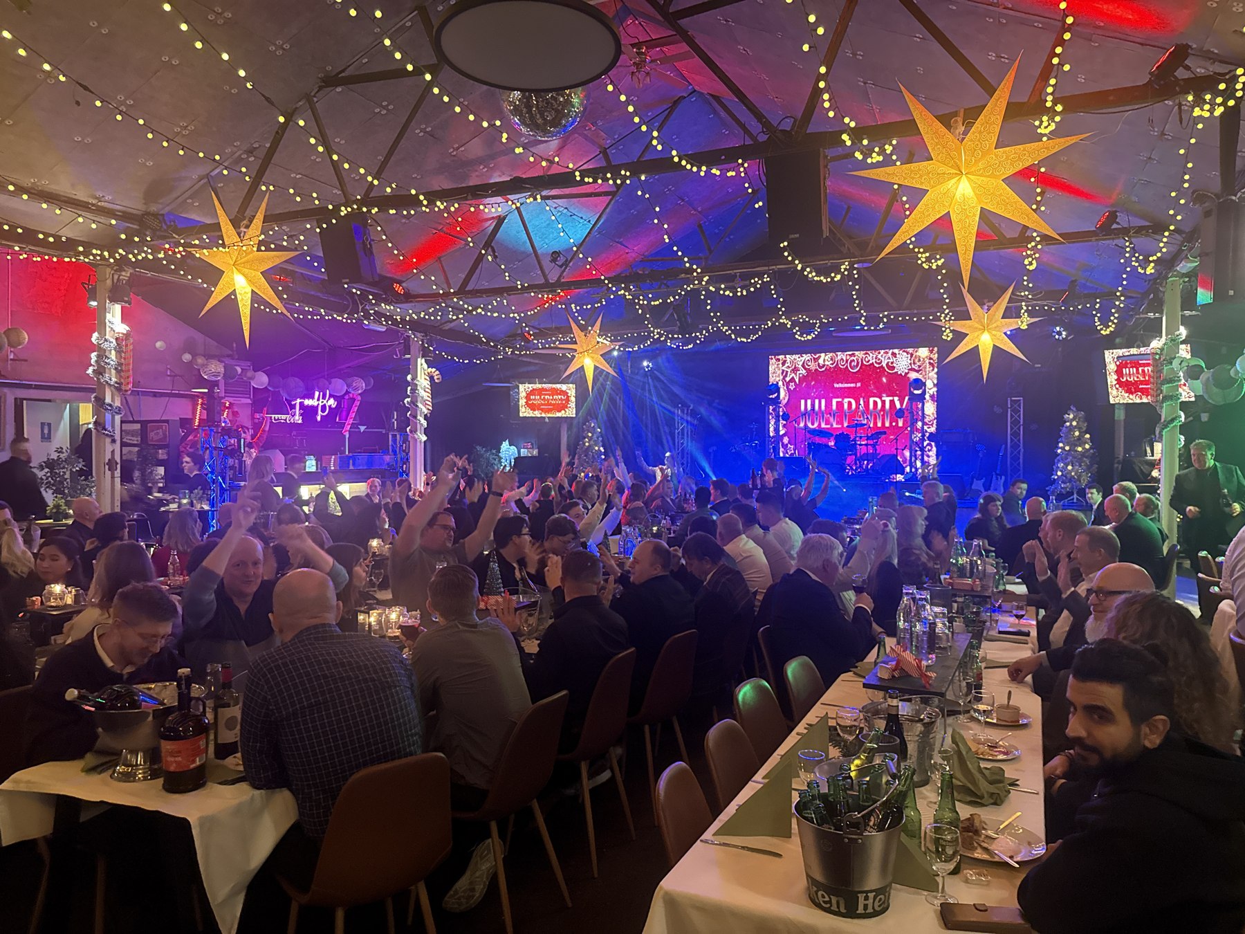 Stemning og julelys på Båthuset under julebordet i 2025