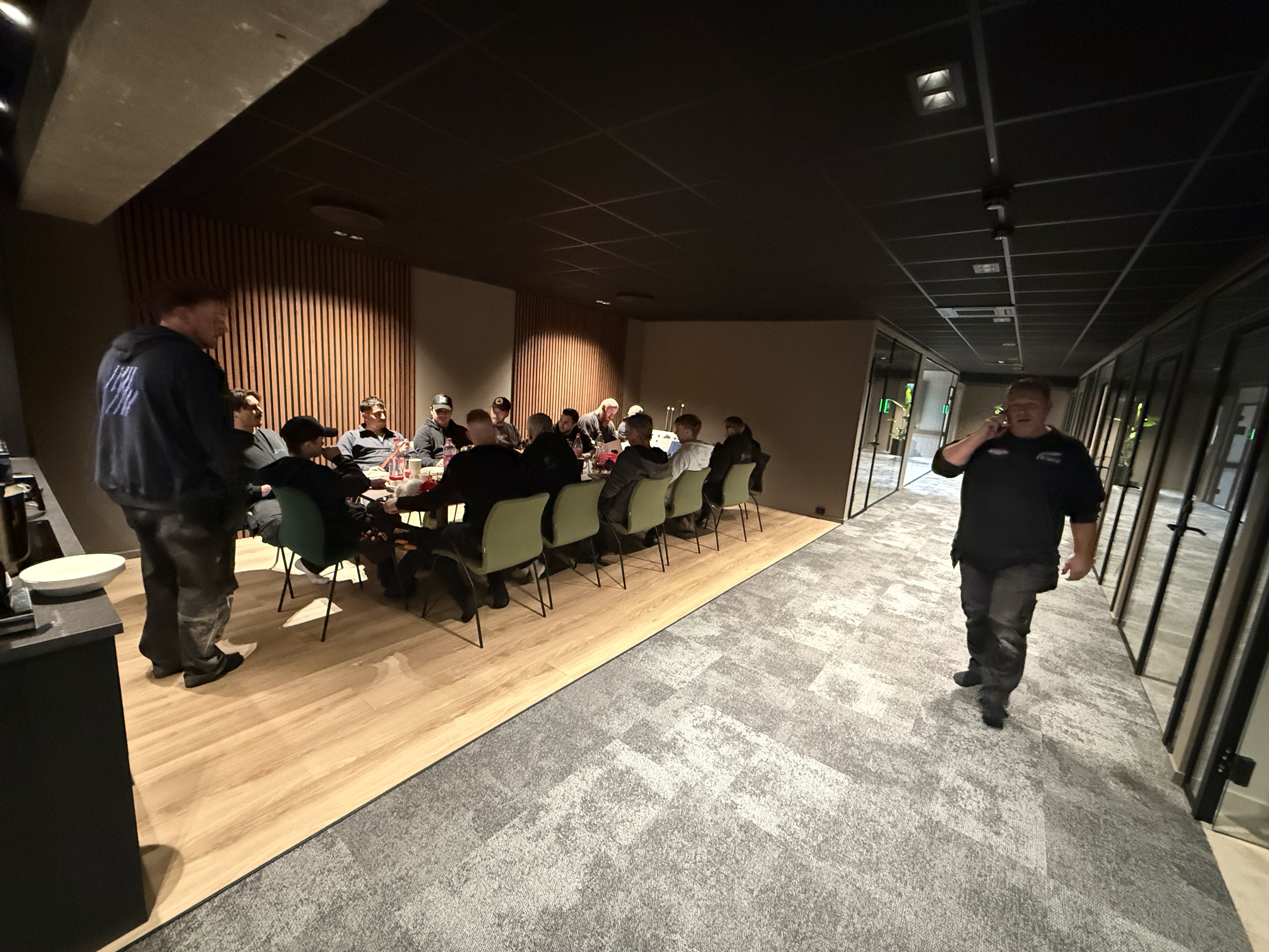 Ansatte samlet rundt bordet under julegrøt og minimesse på ZK-kontoret i 2025